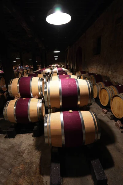 Weinliebhaber im Keller der Weinkellerei Hess Collection während einer Weinverkostung in Napa, Kalifornien — Stockfoto