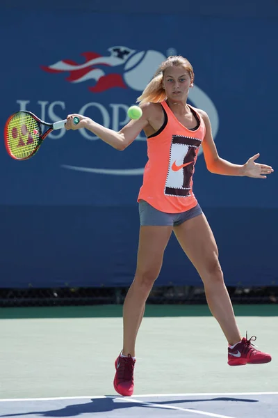 Ukrajinský juniorský tenista Marta Kostyuk v praxi během nás Open 2017 — Stock fotografie