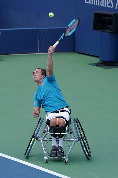 Pemain tenis kursi roda profesional Inggris Gordon Reid beraksi pada AS Terbuka 2017 Wheelchair Men 's Singles semifinal — Stok Foto