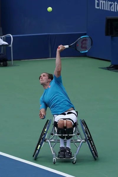 Le joueur professionnel britannique de tennis en fauteuil roulant Gordon Reid en action lors de la demi-finale de l'US Open 2017 pour hommes en fauteuil roulant — Photo