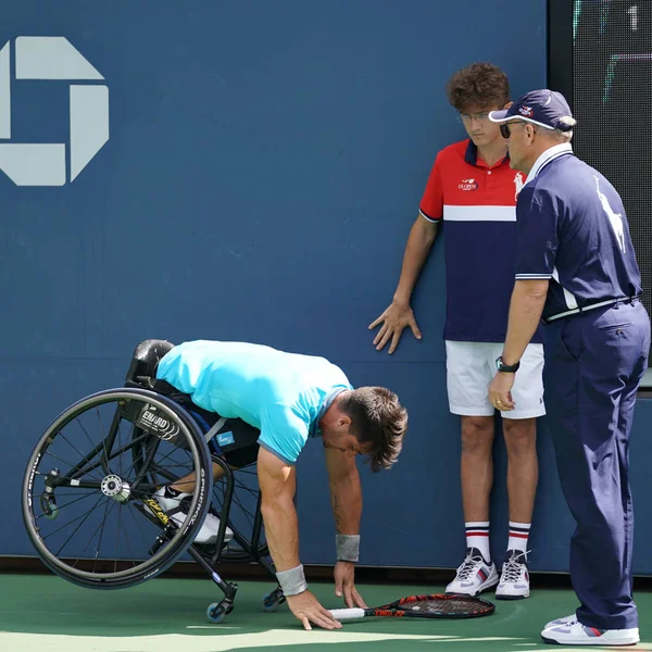 阿根廷的轮椅网球选手古斯塔沃 · 费尔南德斯在行动期间我们打开 2017年轮椅男单半决赛 — 图库照片