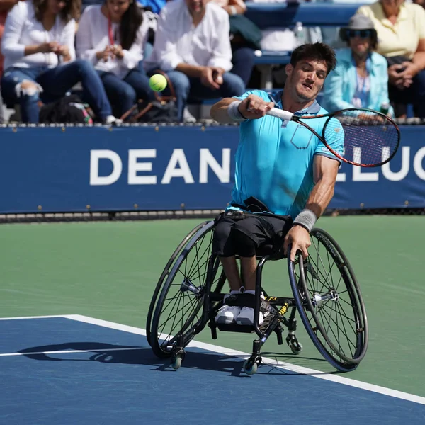 Argentinischer Rollstuhltennisspieler gustavo fernandez in Aktion während der us open 2017 Rollstuhl Herren Einzel Halbfinale — Stockfoto