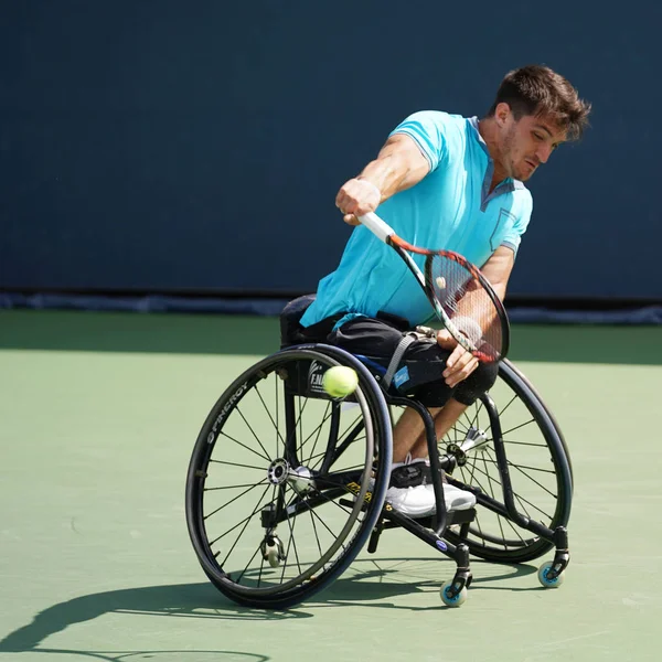 Le joueur argentin de tennis en fauteuil roulant Gustavo Fernandez en action lors de la demi-finale de l'US Open 2017 pour hommes en fauteuil roulant — Photo