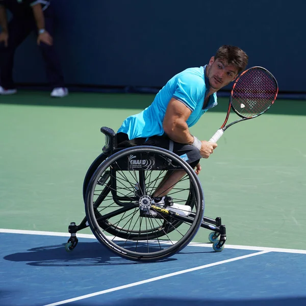 Le joueur argentin de tennis en fauteuil roulant Gustavo Fernandez en action lors de la demi-finale de l'US Open 2017 pour hommes en fauteuil roulant — Photo