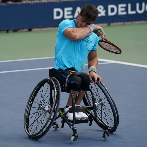 阿根廷的轮椅网球选手古斯塔沃 · 费尔南德斯在行动期间我们打开 2017年轮椅男单半决赛 — 图库照片