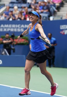 Bize açık 2017 karışık çiftler şampiyonu Martina Hingis İsviçre final maçı sonrası zafer kutluyor