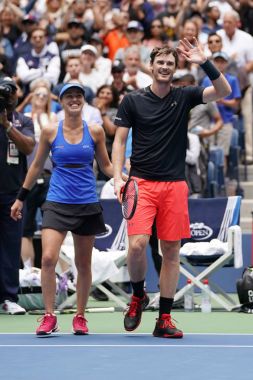 Bize açık 2017 karışık çiftler Jamie Murray Büyük Britanya'nın Şampiyonlar ve Martina Hingis İsviçre final maçı sonrası zafer kutluyor
