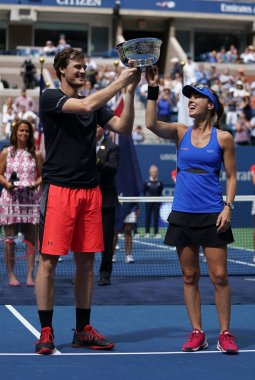 Bize açık 2017 karışık çiftler şampiyonları Jamie Murray İngiltere ve İsviçre'nin Martina Hingis kupa sunum sırasında 