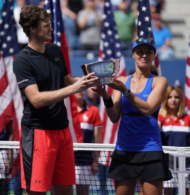 Bize açık 2017 karışık çiftler şampiyonları Jamie Murray İngiltere ve İsviçre'nin Martina Hingis kupa sunum sırasında 