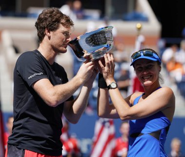 Bize açık 2017 karışık çiftler şampiyonları Jamie Murray İngiltere ve İsviçre'nin Martina Hingis kupa sunum sırasında 