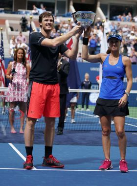 Bize açık 2017 karışık çiftler şampiyonları Jamie Murray İngiltere ve İsviçre'nin Martina Hingis kupa sunum sırasında 