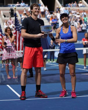 Bize açık 2017 karışık çiftler şampiyonları Jamie Murray İngiltere ve İsviçre'nin Martina Hingis kupa sunum sırasında 