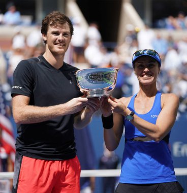 Bize açık 2017 karışık çiftler şampiyonları Jimmy Murray İngiltere ve İsviçre'nin Martina Hingis kupa sunum sırasında 