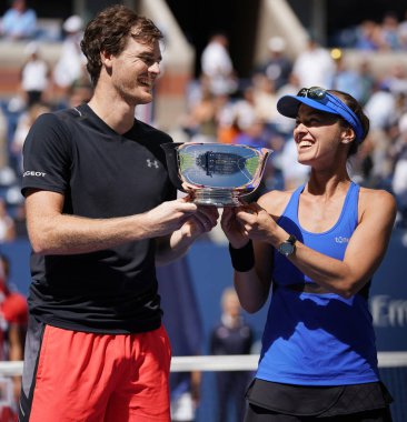 Bize açık 2017 karışık çiftler şampiyonları Jamie Murray İngiltere ve İsviçre'nin Martina Hingis kupa sunum sırasında 