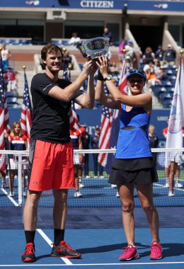 Bize açık 2017 karışık çiftler şampiyonları Jamie Murray İngiltere ve İsviçre'nin Martina Hingis kupa sunum sırasında 