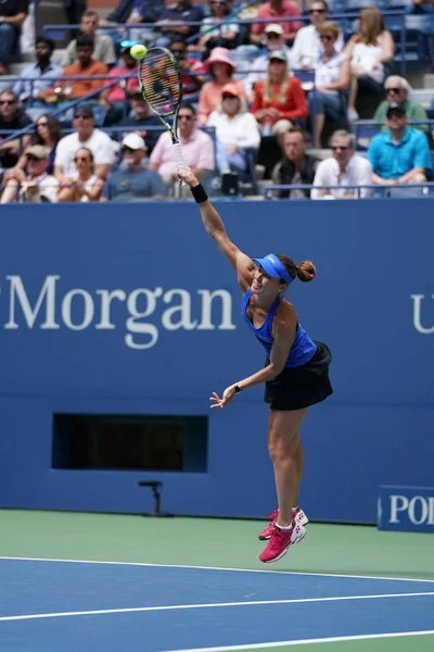 Martina Hingis, campeona de dobles mixtos del US Open 2017 en acción durante el partido final — Foto de Stock