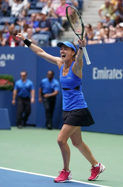 La campeona de dobles mixtos Martina Hingis de Suiza celebra la victoria después del partido final — Foto de Stock