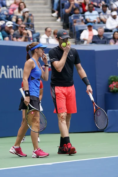 Championnes de doubles mixtes US Open 2017 Jamie Murray de Grande-Bretagne et Martina Hingis de Suisse en action lors du match final — Photo