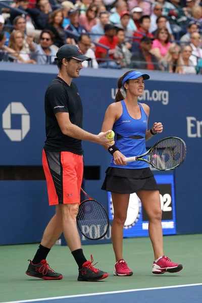 Oss öppna 2017 mixed dubbelsegrare Jamie Murray av Storbritannien och Martina Hingis Schweiz i aktion under sista matchen — Stockfoto