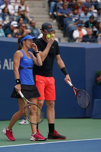 Abierto de Estados Unidos 2017 dobles mixtos campeones Jamie Murray de Gran Bretaña y Martina Hingis de Suiza en acción durante el partido final — Foto de Stock