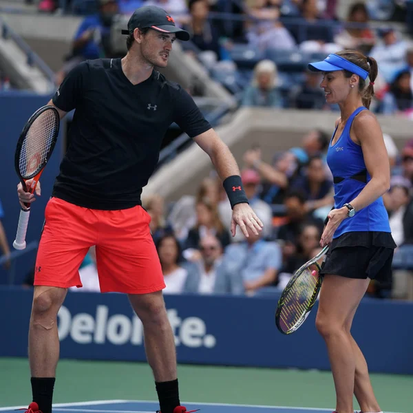 Bize açık 2017 karışık çiftler şampiyonları Jamie Murray İngiltere ve İsviçre'nin Martina Hingis final maçı sırasında eylem