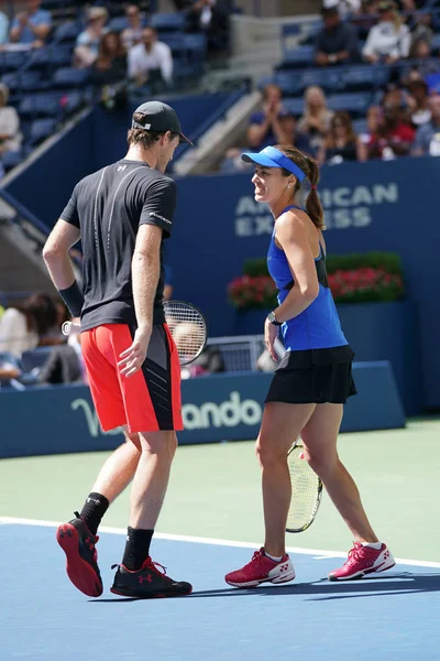 Bize açık 2017 karışık çiftler şampiyonları Jamie Murray İngiltere ve İsviçre'nin Martina Hingis final maçı sırasında eylem — Stok fotoğraf