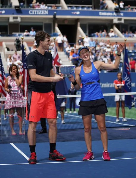 Oss öppna 2017 mixed dubbelsegrare Jamie Murray av Storbritannien och Martina Hingis Schweiz under trophy presentation — Stockfoto