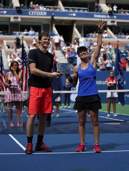 US Open 2017 mixed doubles champions Jamie Murray of Great Britain and Martina Hingis of Switzerland during trophy presentation — Stock Photo, Image