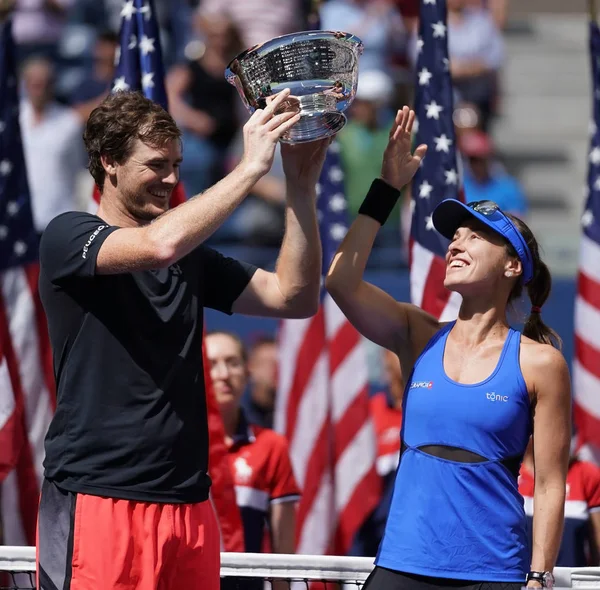 US Open 2017 mixed doubles champions Jamie Murray of Great Britain and Martina Hingis of Switzerland during trophy presentation — Stock Photo, Image