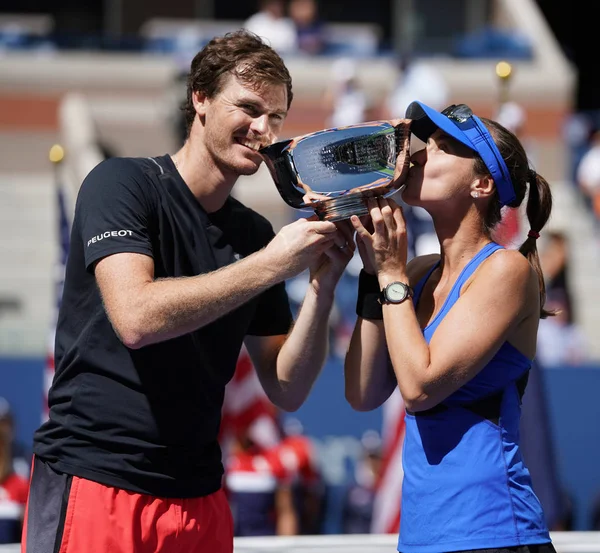 Bize açık 2017 karışık çiftler şampiyonları Jamie Murray İngiltere ve İsviçre'nin Martina Hingis kupa sunum sırasında 