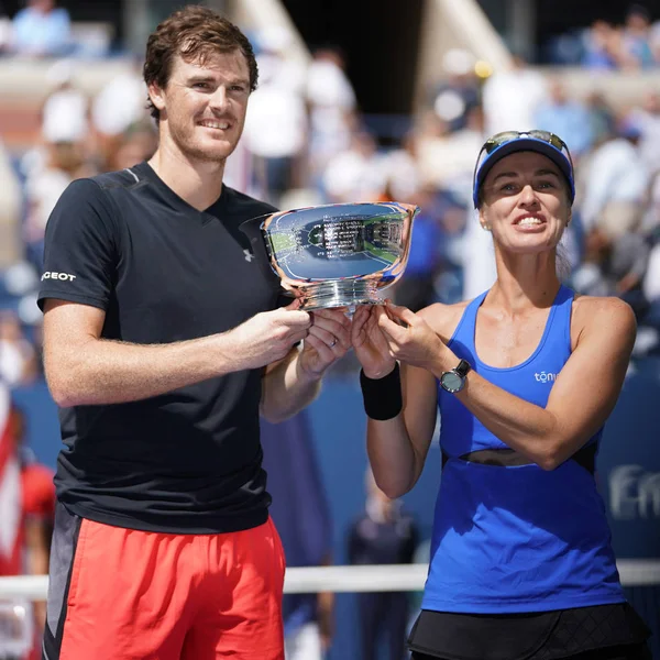 Bize açık 2017 karışık çiftler şampiyonları Jamie Murray İngiltere ve İsviçre'nin Martina Hingis kupa sunum sırasında — Stok fotoğraf