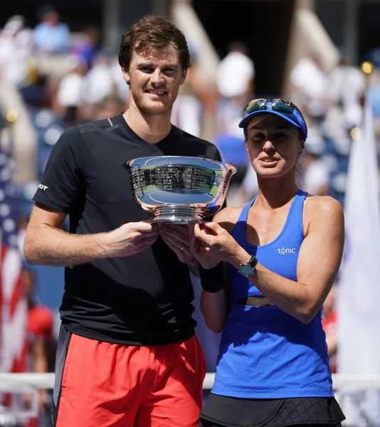 Championnes des doubles mixtes de l'US Open 2017 Jamie Murray de Grande-Bretagne et Martina Hingis de Suisse lors de la remise des trophées — Photo