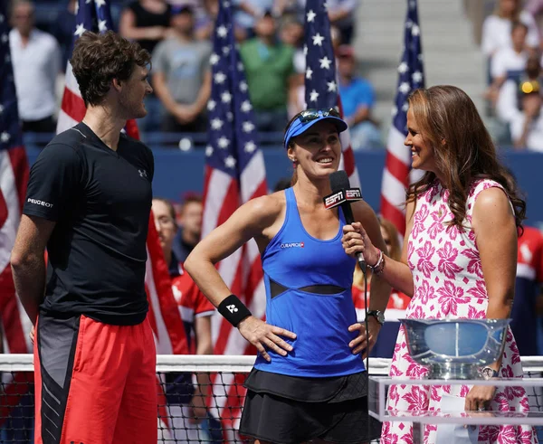 Bize açık 2017 karışık çiftler şampiyonları Jamie Murray İngiltere ve İsviçre'nin Martina Hingis kupa sunum sırasında 