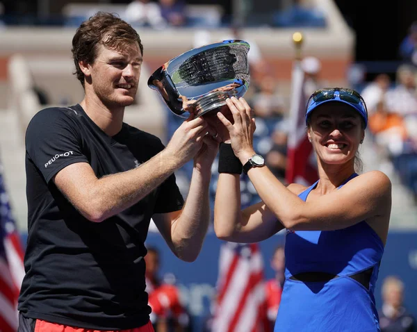 US Open 2017 mixed doubles champions Jamie Murray of Great Britain and Martina Hingis of Switzerland during trophy presentation — Stock Photo, Image