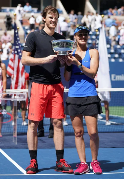 Abierto de los Estados Unidos 2017 campeones de dobles mixtos Jamie Murray de Gran Bretaña y Martina Hingis de Suiza durante la presentación del trofeo —  Fotos de Stock