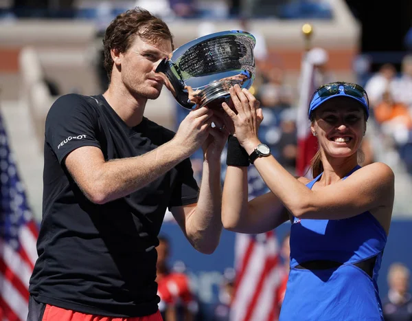 US Open 2017 mixed doubles champions Jamie Murray of Great Britain and Martina Hingis of Switzerland during trophy presentation — Stock Photo, Image