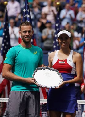 Bize açık 2017 karışık çiftler finalistleri Michael Venüs Yeni Zelanda ve Tayvan Hao-Ching Chan kupa sunum sırasında