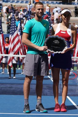 Bize açık 2017 karışık çiftler finalistleri Michael Venüs Yeni Zelanda ve Tayvan Hao-Ching Chan kupa sunum sırasında