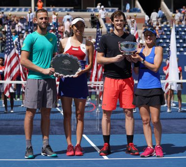 Bize açık 2017 çiftler finalistleri Michael Venüs Nzl (L), Hao-Ching Chan Twn ve Şampiyonlar Jamie Murray Gbr ve Martina Hingis She kupa sunu sırasında karışık 