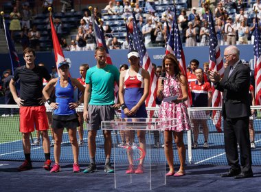 Jamie Murray, Gbr (L), Martina Hingis o ve Michael Venüs Nzl ve Hao-Ching Chan Twn Finalistler kupa sunum sırasında bize açık 2017 karışık çiftler Şampiyonlar 