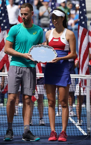 Bize açık 2017 karışık çiftler finalistleri Michael Venüs Yeni Zelanda ve Tayvan Hao-Ching Chan kupa sunum sırasında