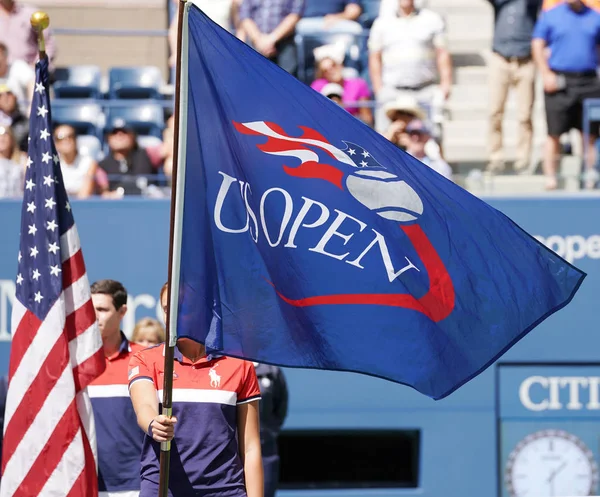 US Open flag during US Open 2017 apresentação troféu de duplas mistas — Fotografia de Stock