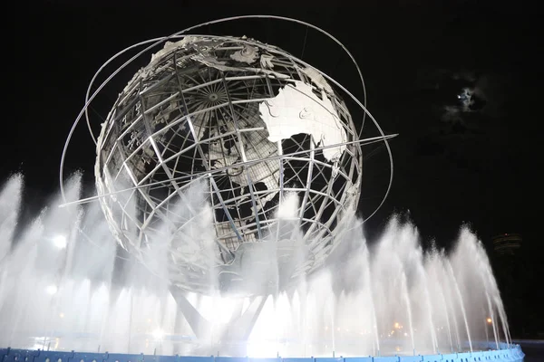 S κόσμο Νέα Υόρκη 1964 δίκαιη Unisphere τη νύχτα — Φωτογραφία Αρχείου