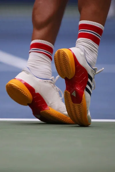 El tenista profesional Mikhail Youzhny de Rusia usa zapatos de tenis Adidas personalizados durante el partido en el US Open 2017. — Foto de Stock