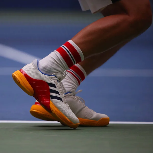 El tenista profesional Mikhail Youzhny de Rusia usa zapatos de tenis Adidas personalizados durante el partido en el US Open 2017. —  Fotos de Stock