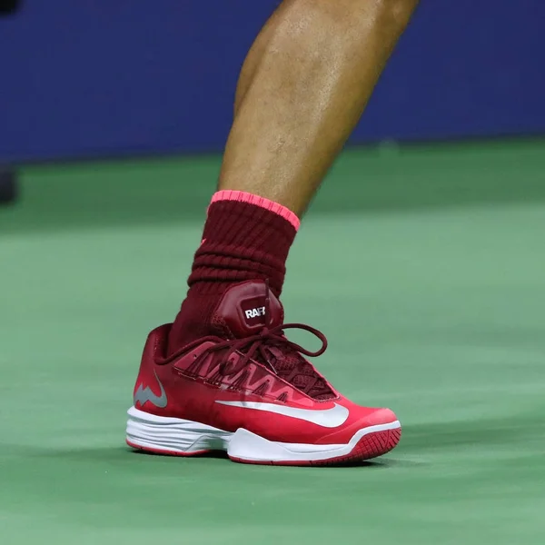 Rafael Nadal, campeón del Grand Slam de España, usa zapatos de tenis Nike personalizados durante el partido US Open 2017 — Foto de Stock