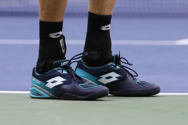 Профессиональный теннисист Кевин Андерсен из ЮАР носит специальные теннисные туфли Lotto во время финального матча US Open 2017 — стоковое фото