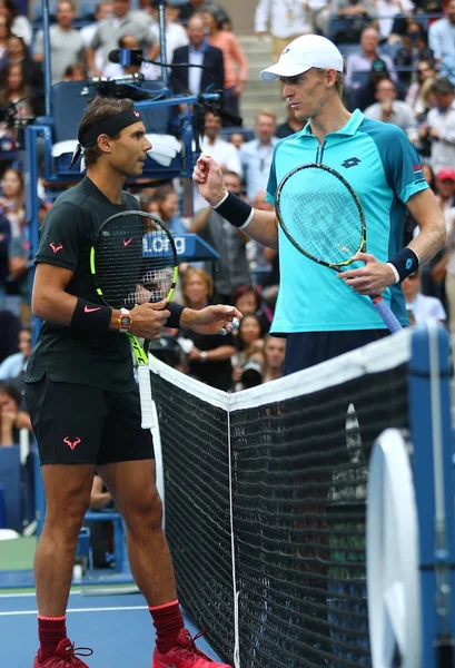 Rafael Nadal, champion de l'US Open 2017 (L) et Kevin Andersen, finaliste de l'Afrique du Sud, avant le dernier match en simple masculin — Photo