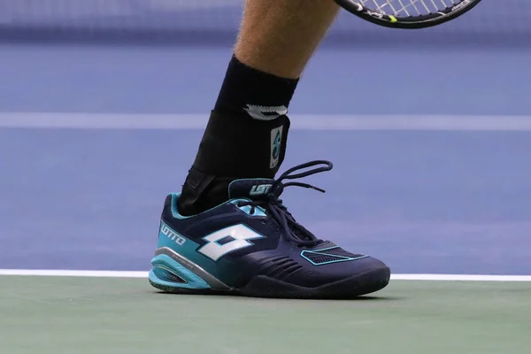 Професійний гравець в теніс Кевін Андерсен Південної Африки носить Користувальницькі Лото тенісне взуття під час фінального матчу відкриті 2017 — стокове фото