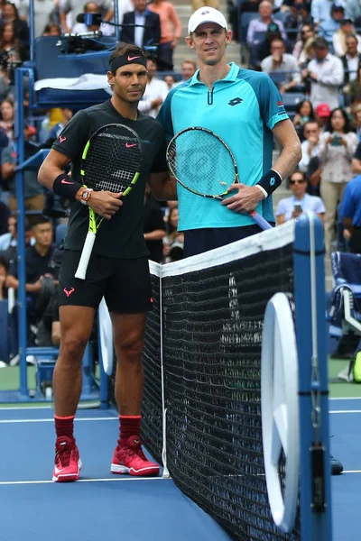 Nas Open 2017 mistrz Rafael Nadal Hiszpania (L) i finalista Kevin Andersen Republiki Południowej Afryki przed mężczyzn singli finale — Zdjęcie stockowe